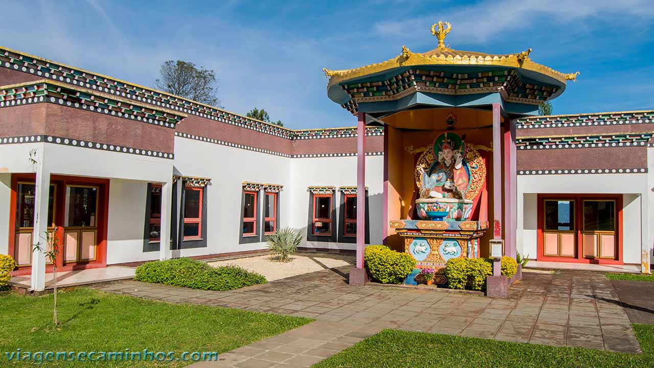 Templo budista chagdud gonpa khadro ling três coroas - rs