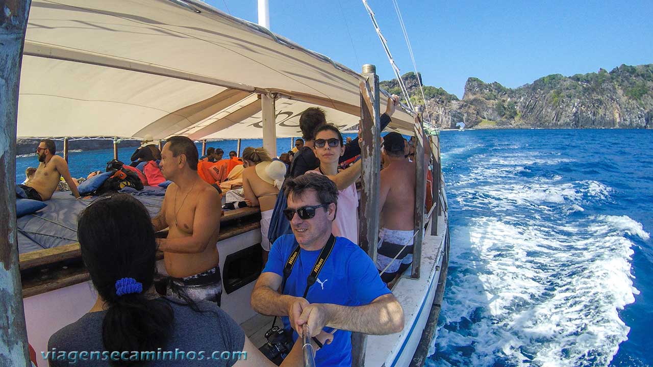 Passeio de barco em Noronha