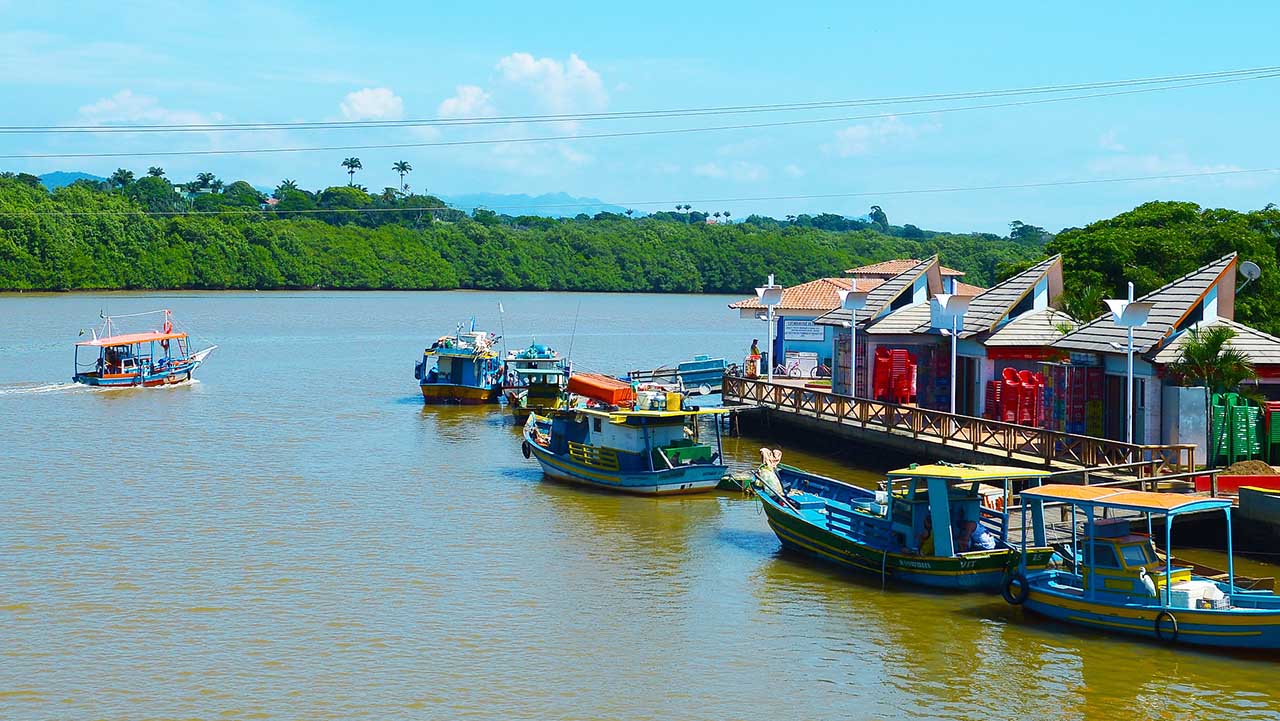 Barcos em Anchieta - ES