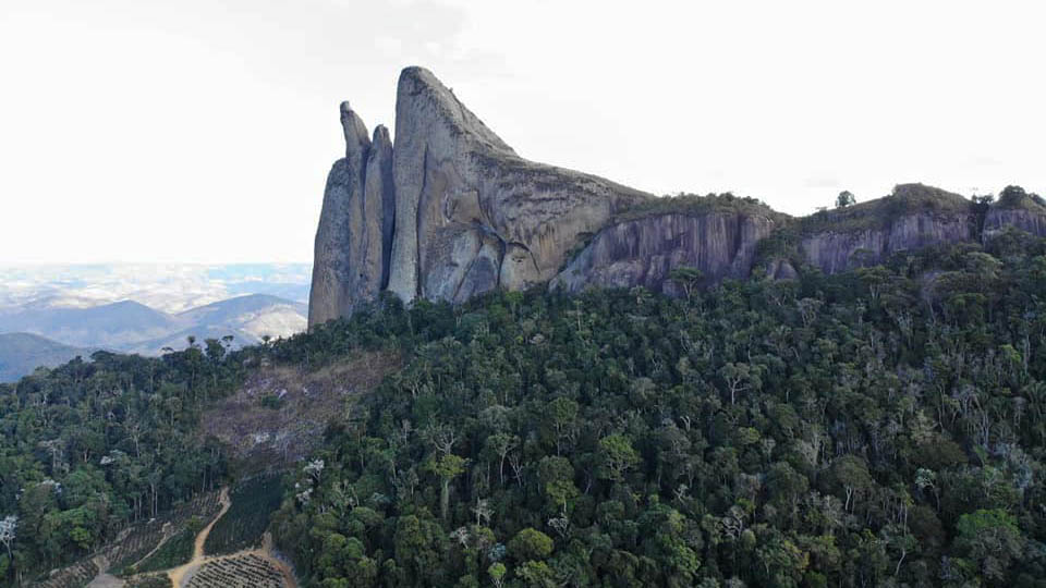 Montanha dos Cinco Pontões vista da pousada Recanto da Pedra