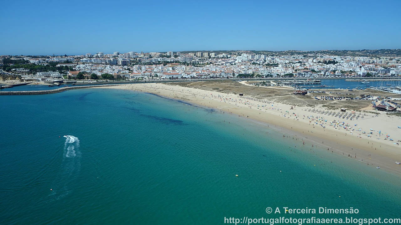 Vista aérea da Meia Praia, Algarve, Portugal