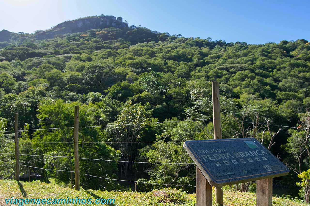 Pedra indicativa no início da trilha