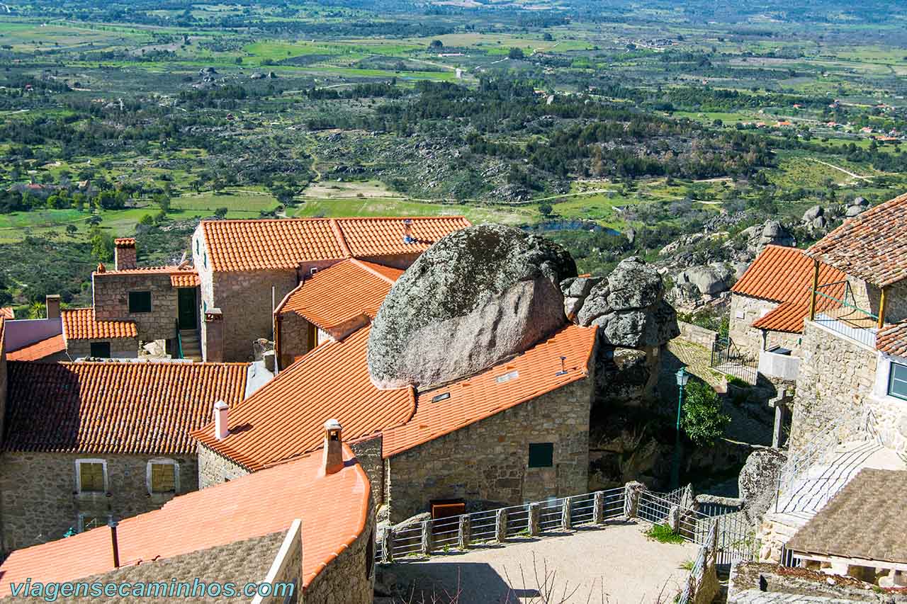 Casas na aldeia de Monsanto