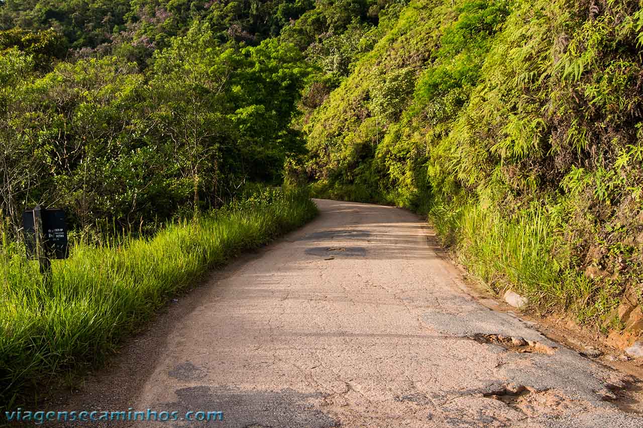 Estrada entre Iporanga e Apiai