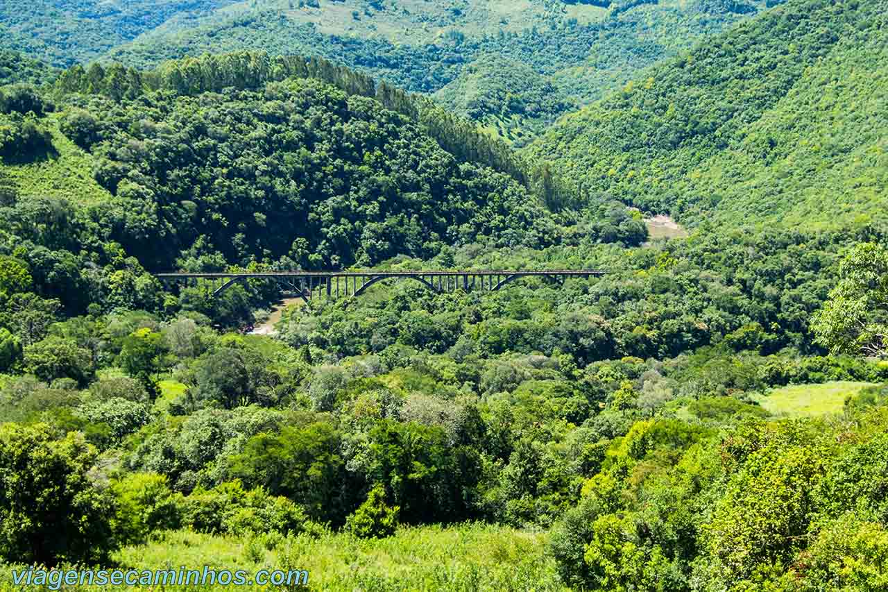 Ponte Ferroviária do rio Saltinho vista da estrada