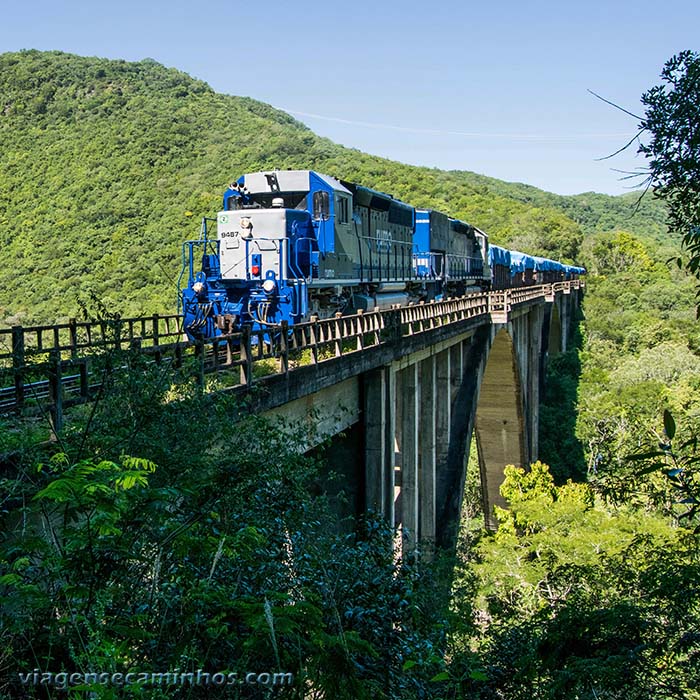 Trem na Ponte do Rio Ituim