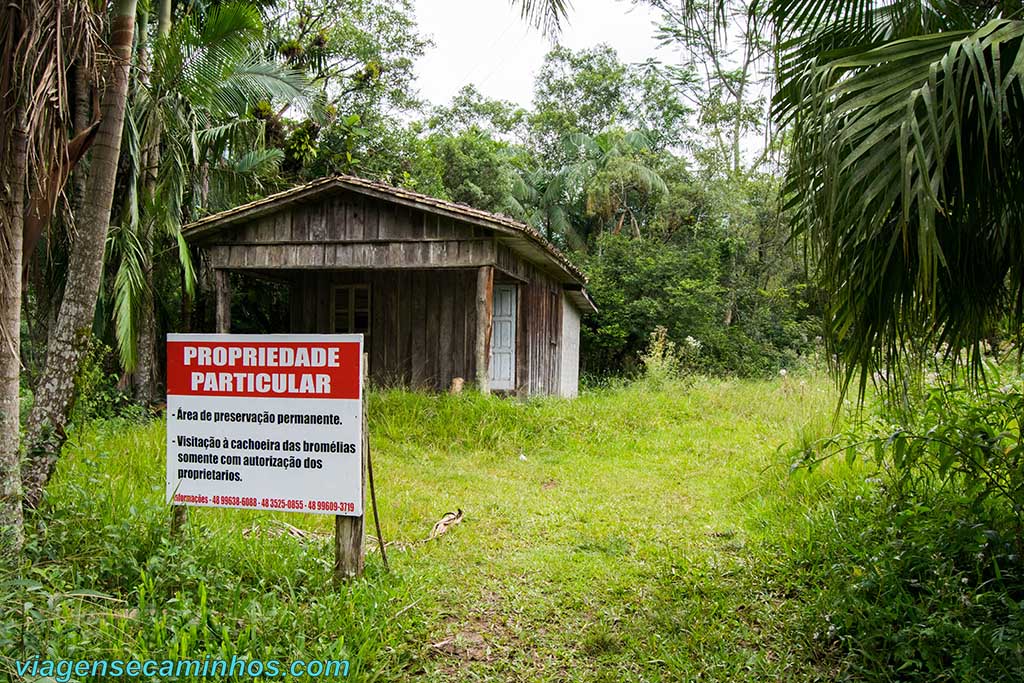 Acesso à trilha da Cachoeira das Bromélias