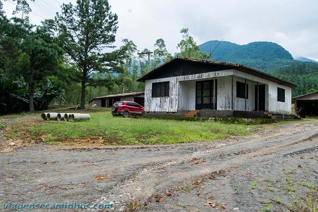 Estacionamento da trilha da Cachoeira das Bromélias