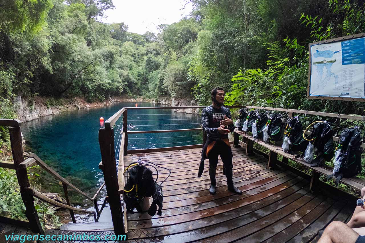 Equipagem mergulho com cilindro na Lagoa Misteriosa