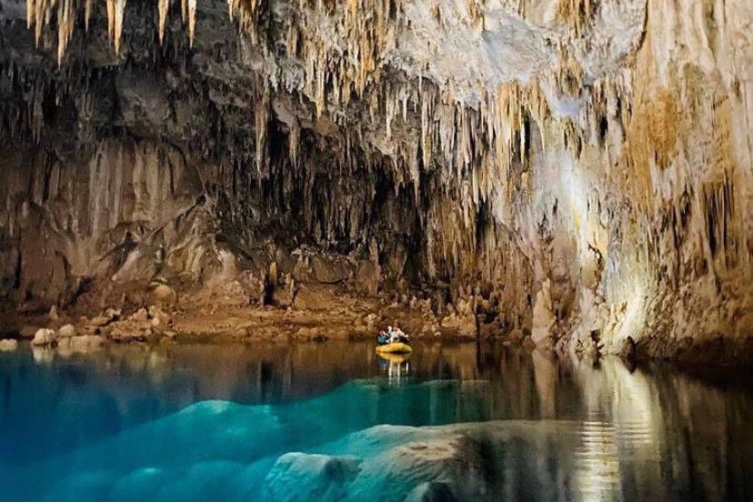 Passeio de bote no Abismo Anhumas