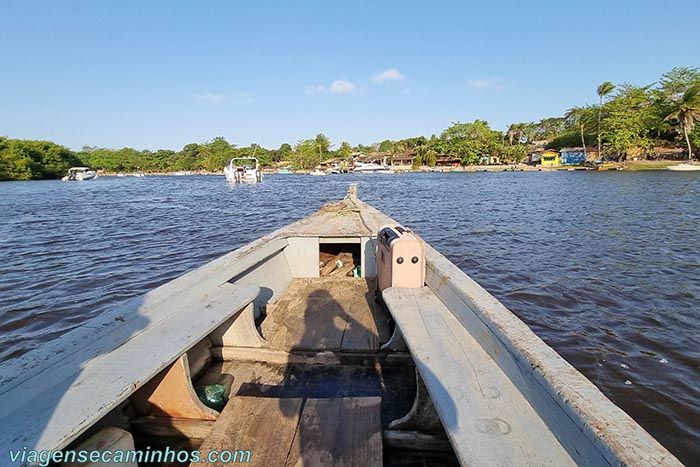 Travessia de canoa em Caraíva