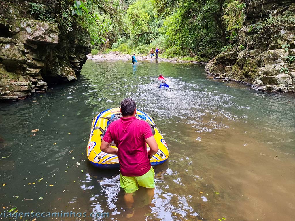 Bote de apoio na travessia do cânion da Piruva