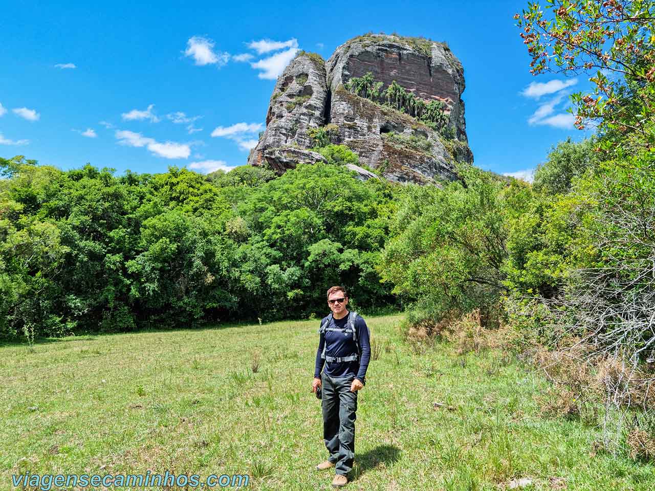 Trilha da Pedra do Segredo e a Pedra da Abelha ao fundo