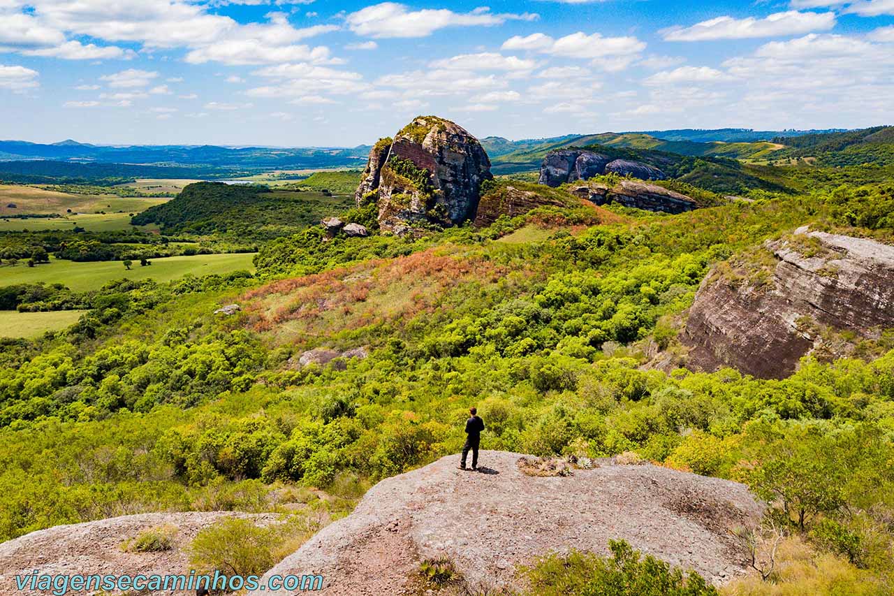 Trilha do topo da Pedra do Segredo e a Pedra da Abelha ao fundo