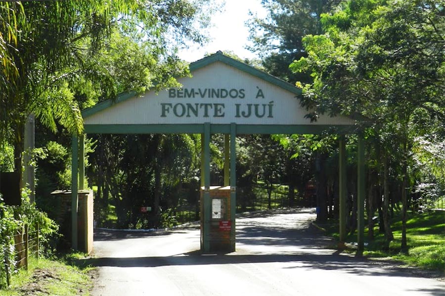 CLUBE DE CAMPO: CACHOEIRAS E FONTES DE ÁGUA MINERAL