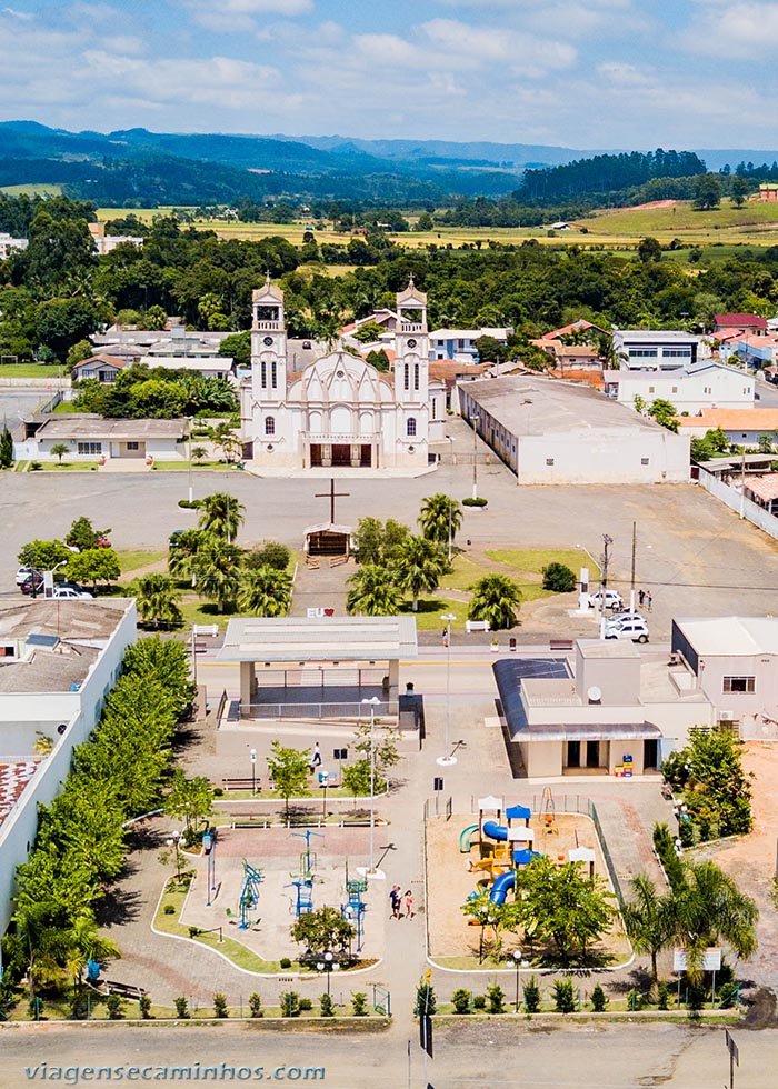 Pouso Redondo - Praça e igreja matriz