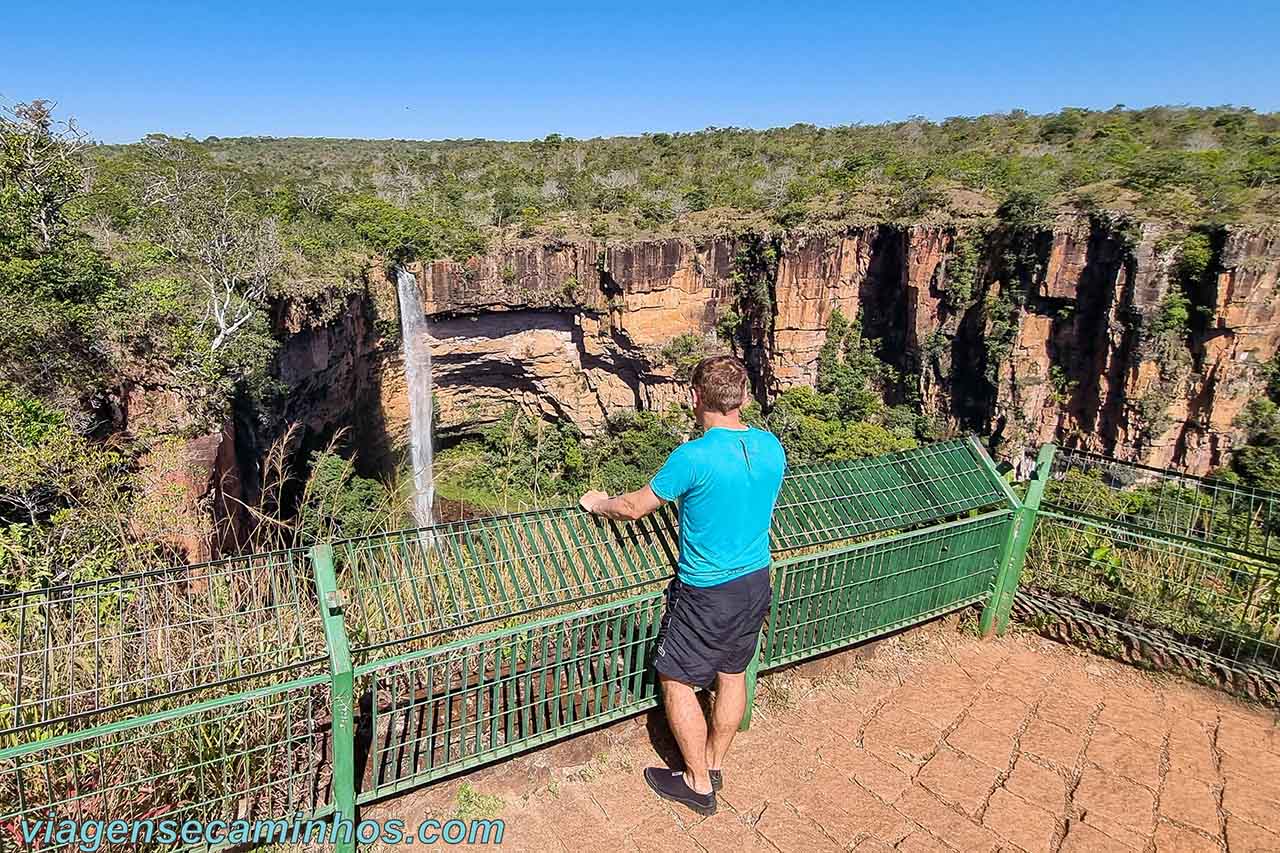 Foto O sinal de hollywood está coberto de terra no topo de uma