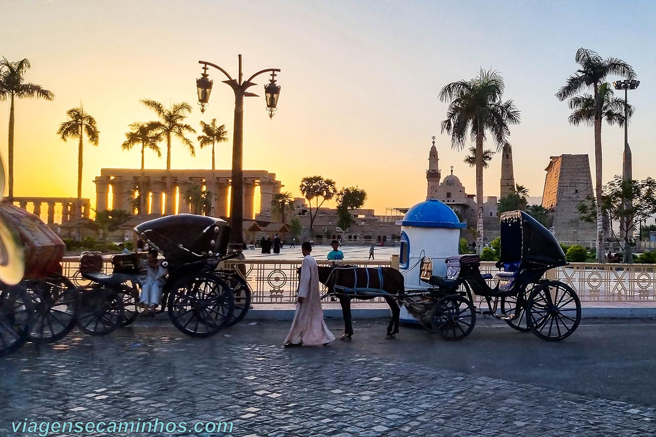 Praça do templo de Luxor