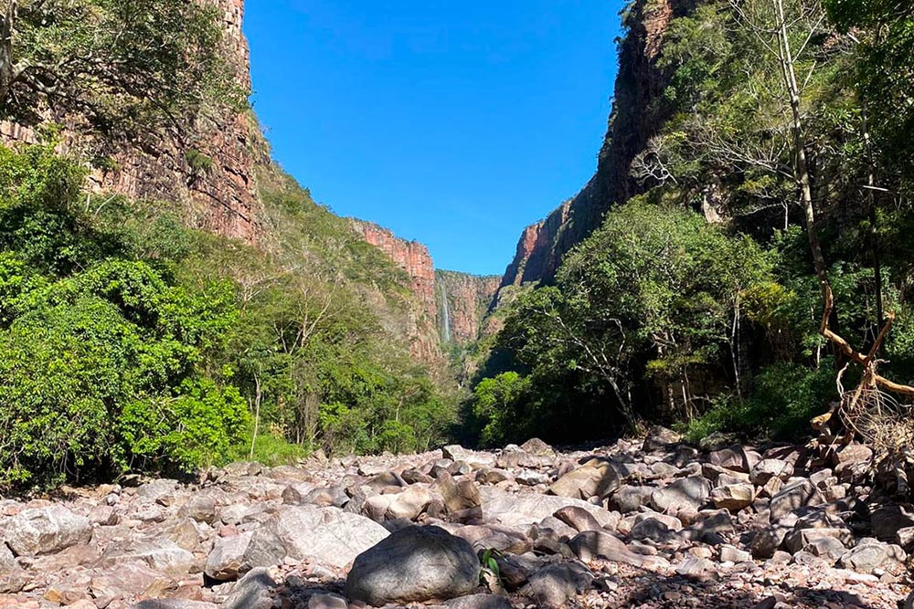 Trilha da Cachoeira do Jatobá por baixo