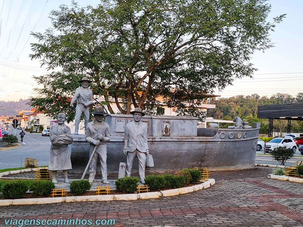 Taió SC - Praça da Rotatória e Monumento aos Imigrantes