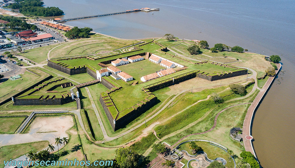 Vista aérea da Fortaleza de São José do Macapá e o Rio Amazonas
