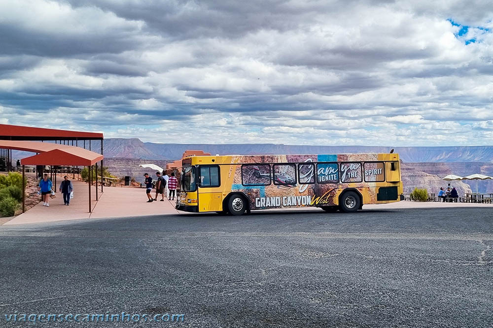 Um dos ônibus do Grand Canyon West