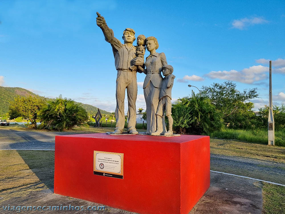 Escultura em homenagem à Colônia katsura Jipovura de Iguape