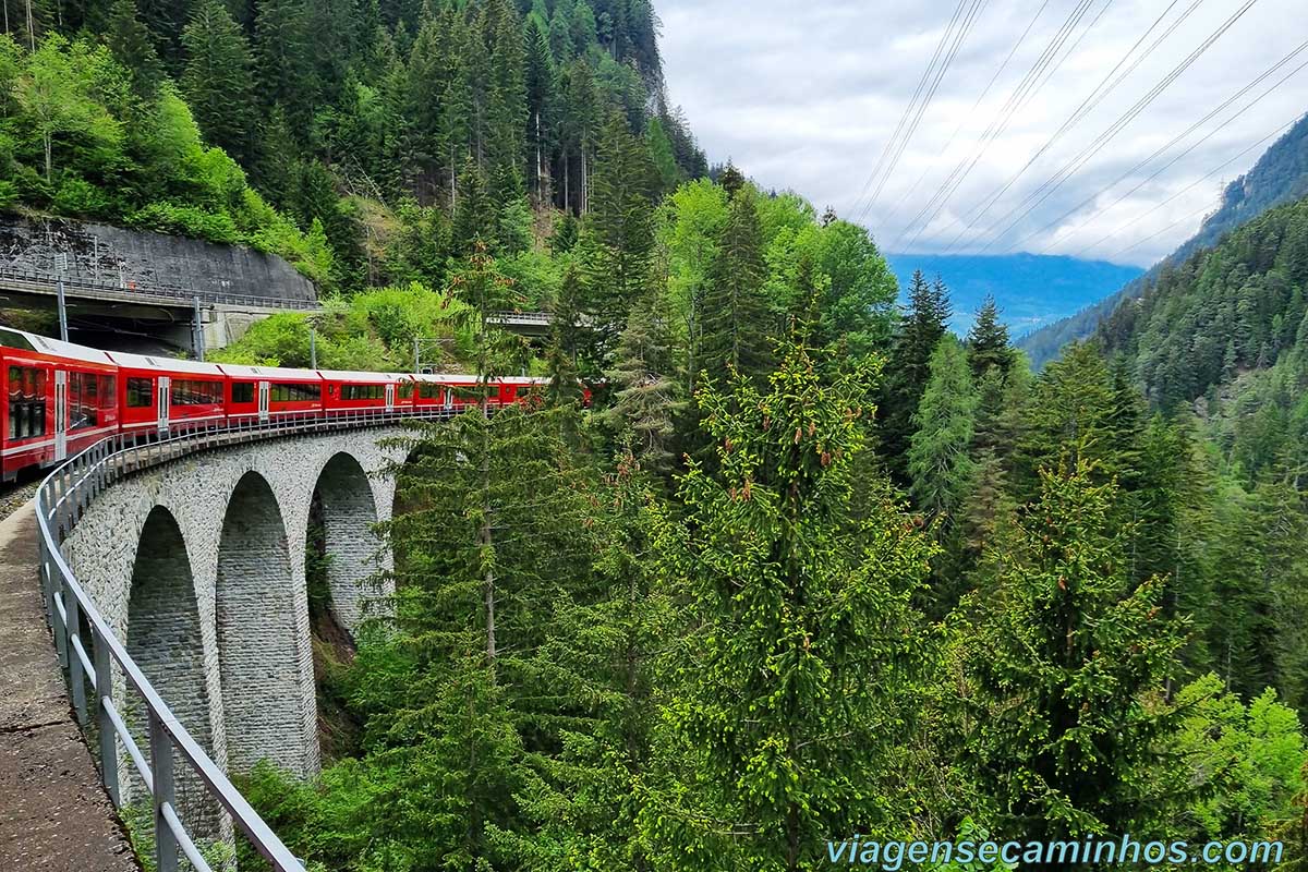 Passeio de trem nos Alpes Suíços