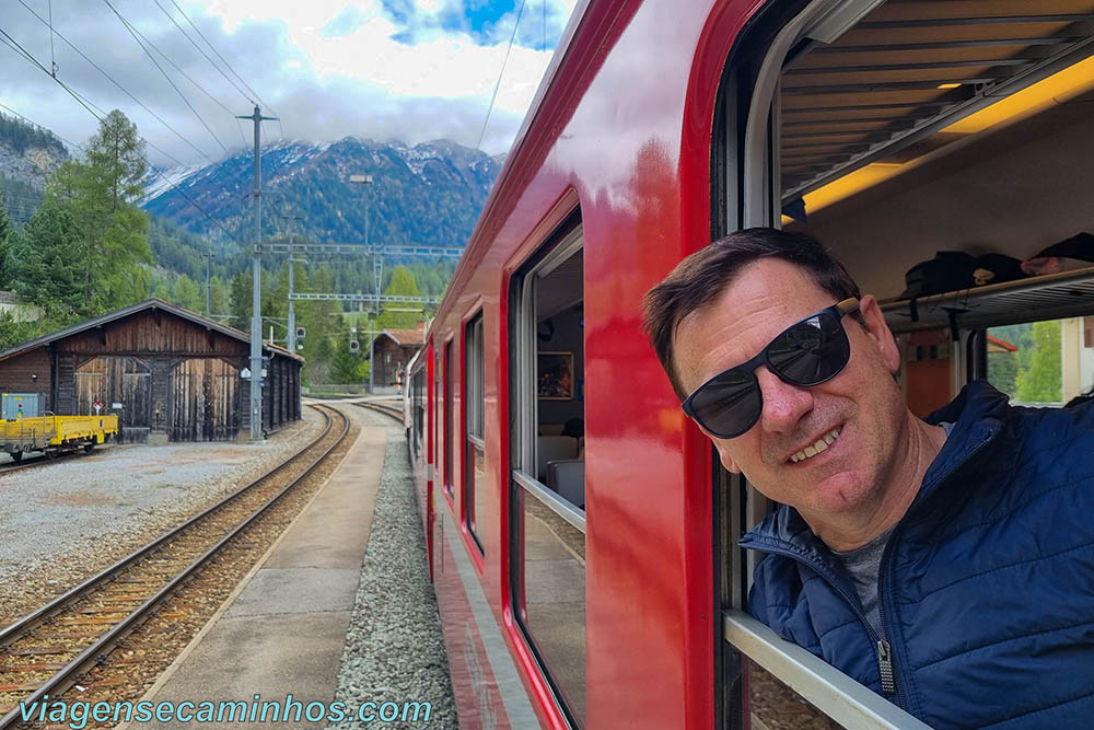 Passeio de trem nos Alpes Suíços