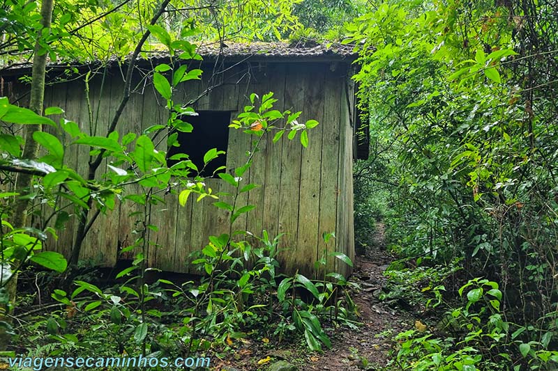 Casa abandonada na trilha da Cascata Quebra Cabo