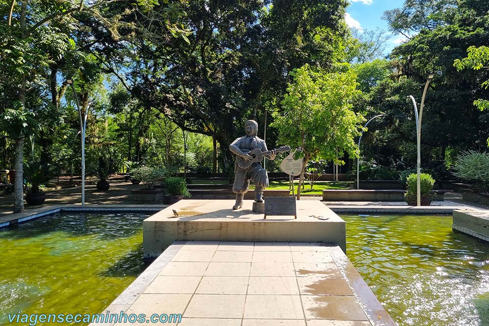 Monumento do Teixeirinha na Praça da Matriz - Rolante