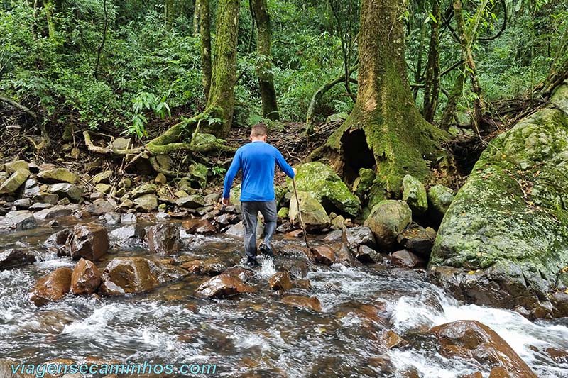 Travessia de rio na trilha da Cascata Quebra Cabo