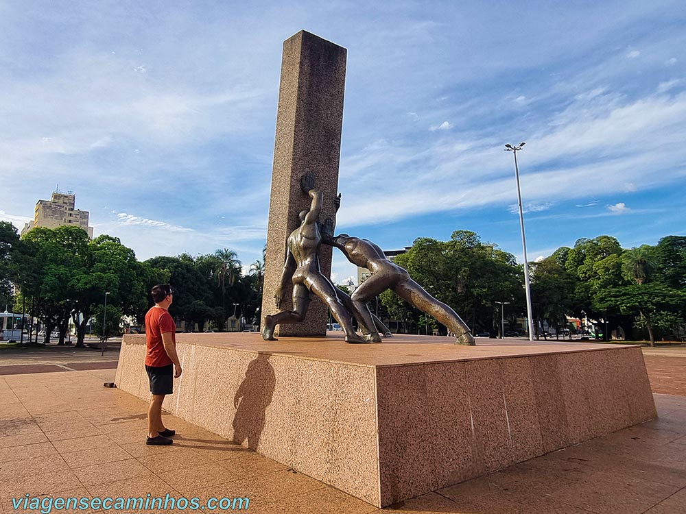 Monumento às Três Raças - Praça Cívica de Goiânia
