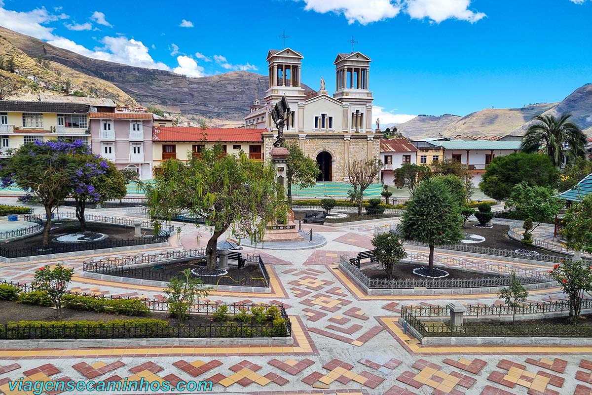 Parque 13 de Noviembre e Igreja San Pedro - Alausí - Equador