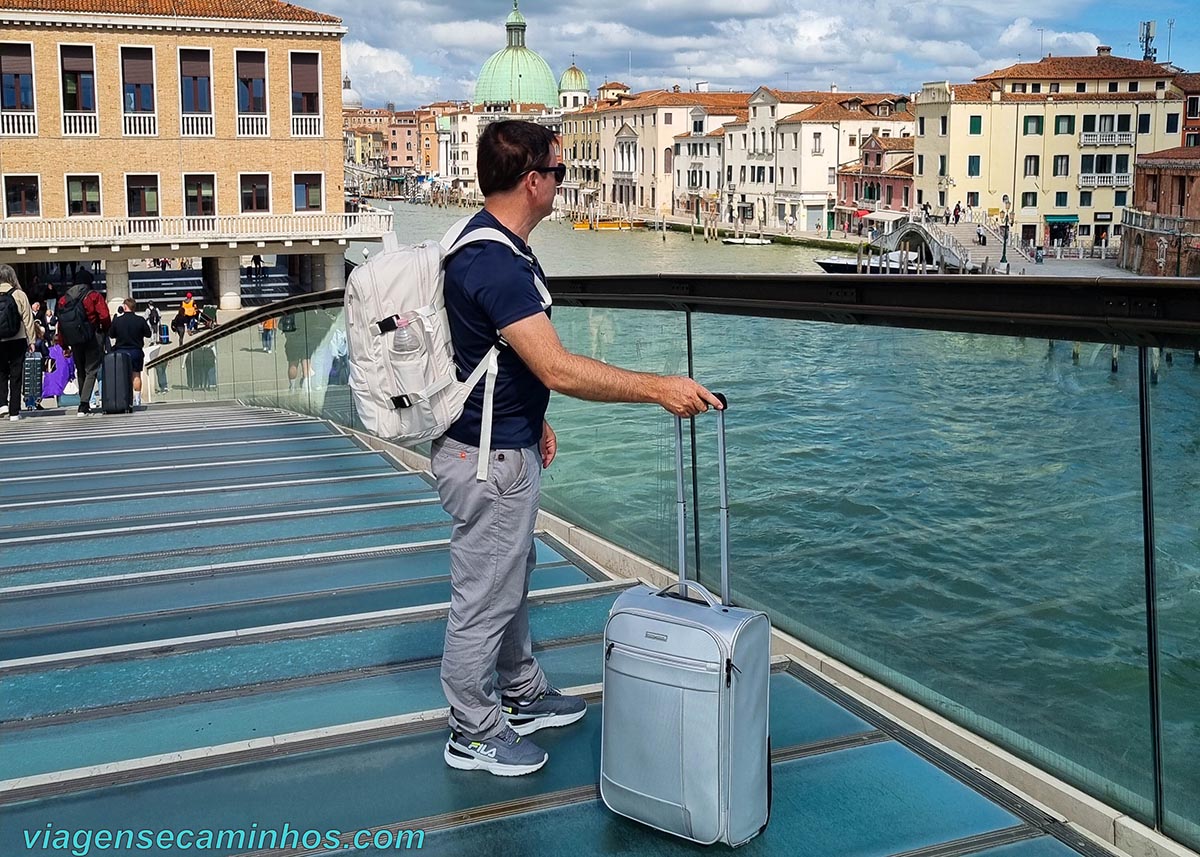 Veneza com mala de viagem