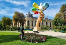 O que fazer em Paris: 35 atrações, roteiro e dicas de viagem O que fazer em Paris - Bouquet of Tulips by Jeff Koons