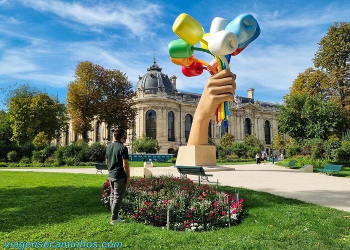 O que fazer em Paris - Bouquet of Tulips by Jeff Koons O que fazer em Paris - Bouquet of Tulips by Jeff Koons