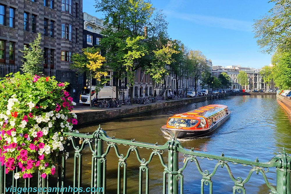 Passeio de barco pelos canais de Amsterdã