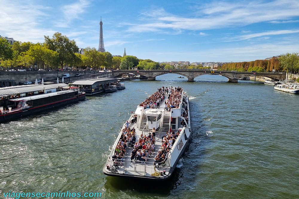 Passeio de barco em Paris